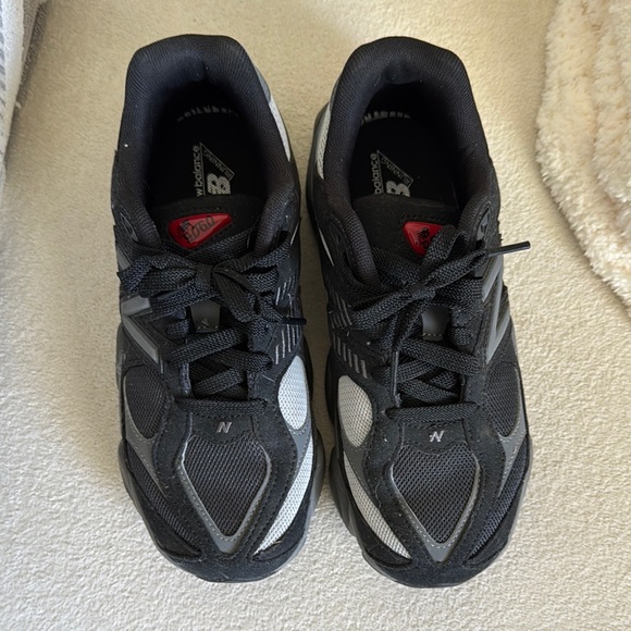 New Balance Black and Gray Athletic Shoes with Supportive Design - Picture 1 of 1